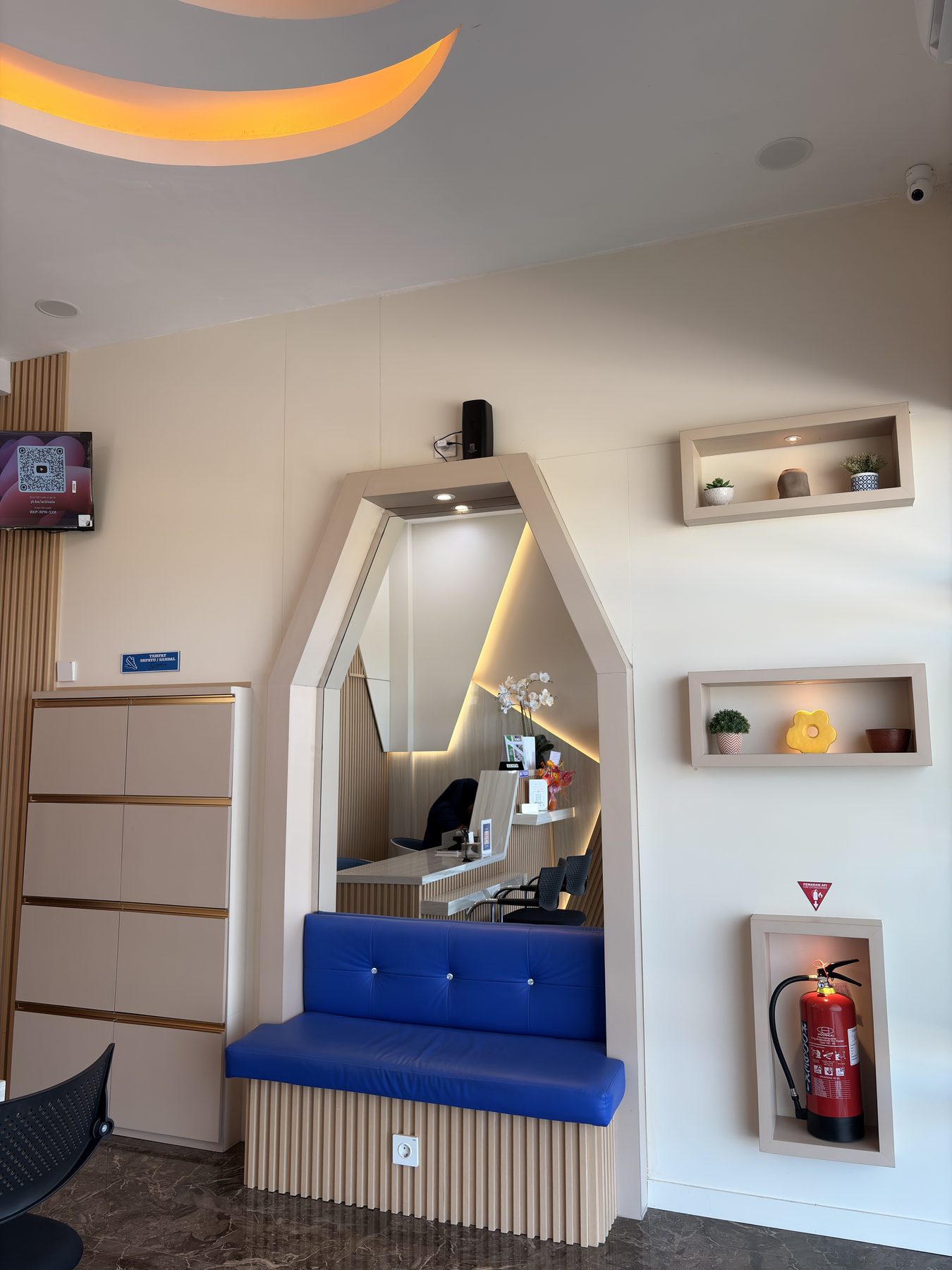 Lemari sepatu Devema Clinic